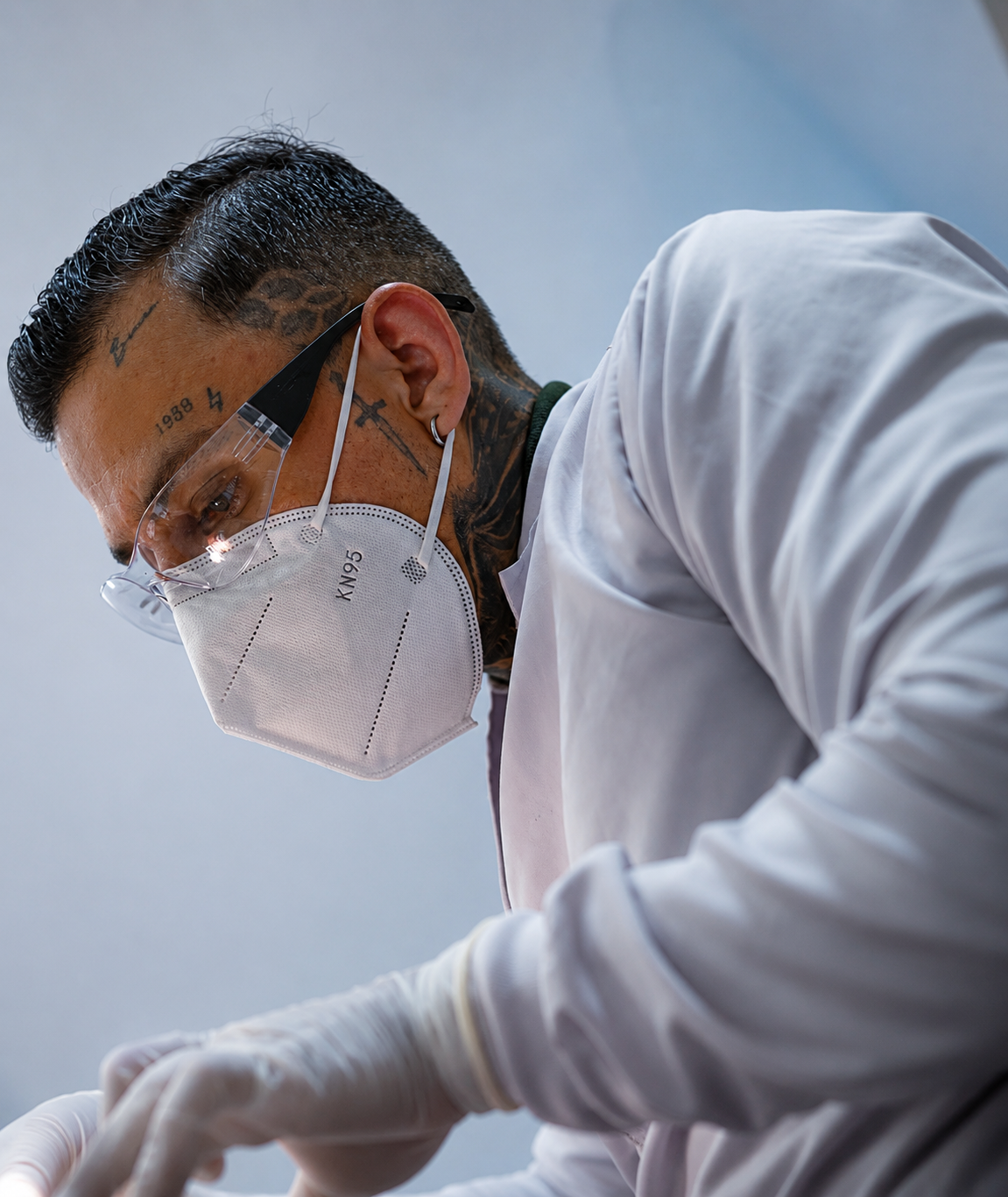 Dr. Cristian Valencia concentrado en atención clínica en consultorio de Armenia, Quindío